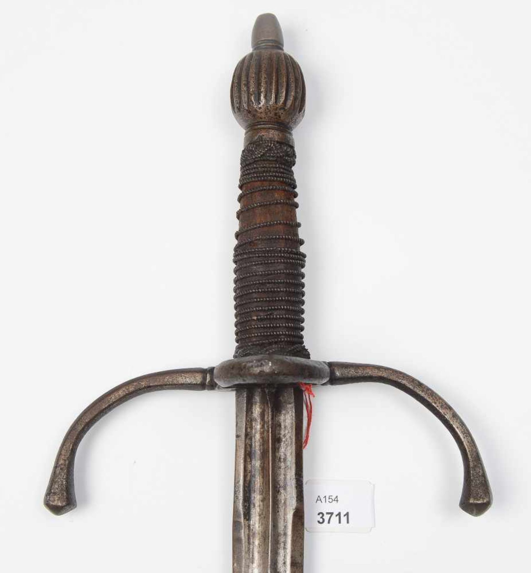 Linkhand-DolchItalien, 17.Jh. Eisengefäss, Holzgriff mit Drahtumwicklung, gerippter olivenförmiger - Bild 2 aus 4