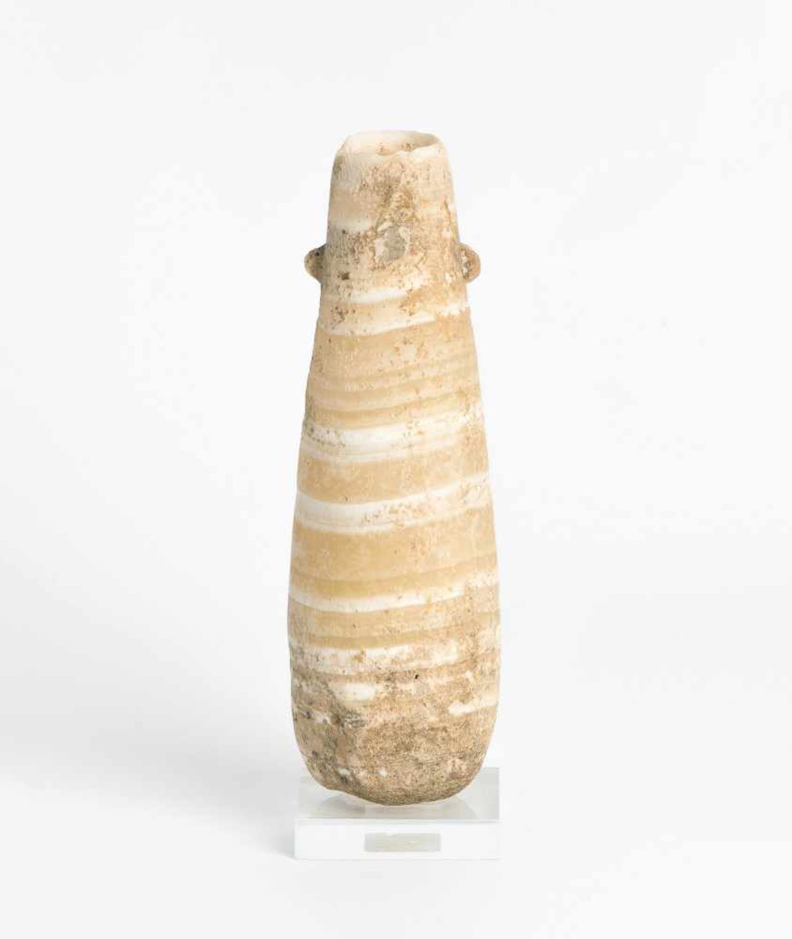 AlabastronAegypten, 664–30 v.C. Alabaster. Langer, tropfenförmiger Körper mit flachem Boden und zwei