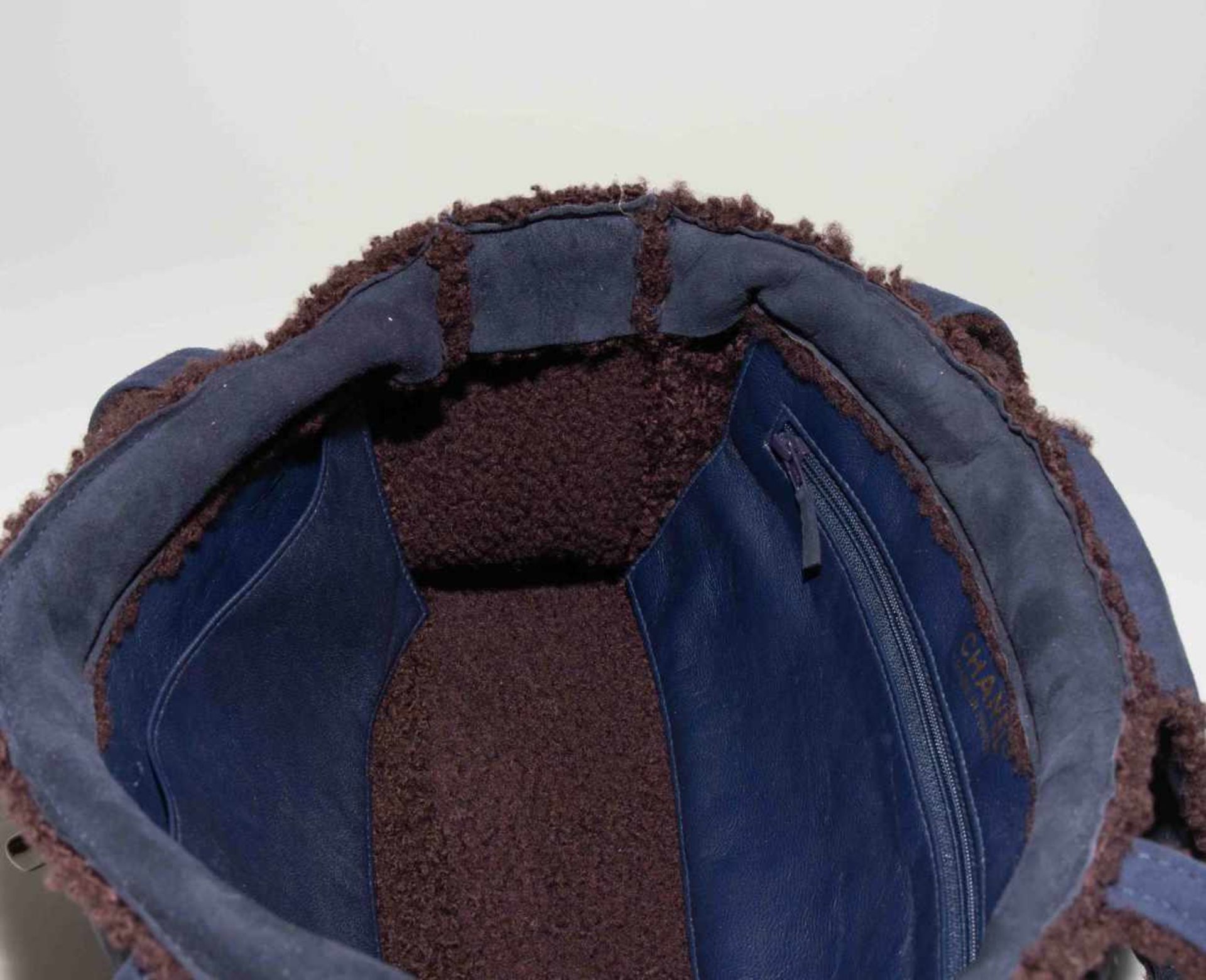 Chanel, Lammfell-Handtasche und -HandschuheAus dunkelblauem Veloursleder mit braunem Bouclé. - Bild 3 aus 15