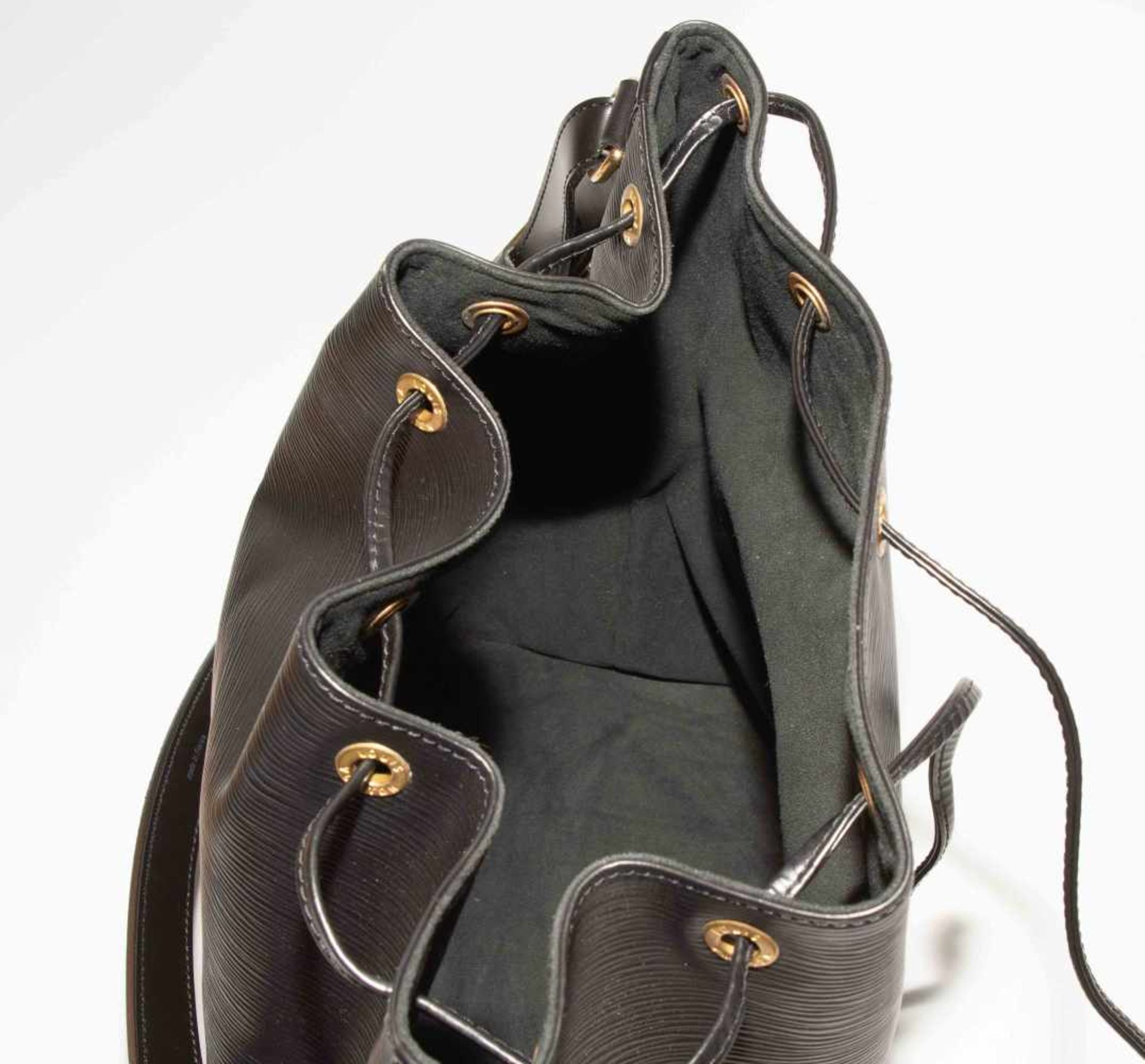 Louis Vuitton, grosse Beuteltasche "Noé"Aus schwarzem Epi-Leder. Schulterriemen. Zugband-Verschluss. - Bild 6 aus 16