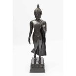 Schreitender BuddhaThailand, um 1900. Sukhothai-Stil. Bronze. Figur des schreitenden Buddhas auf
