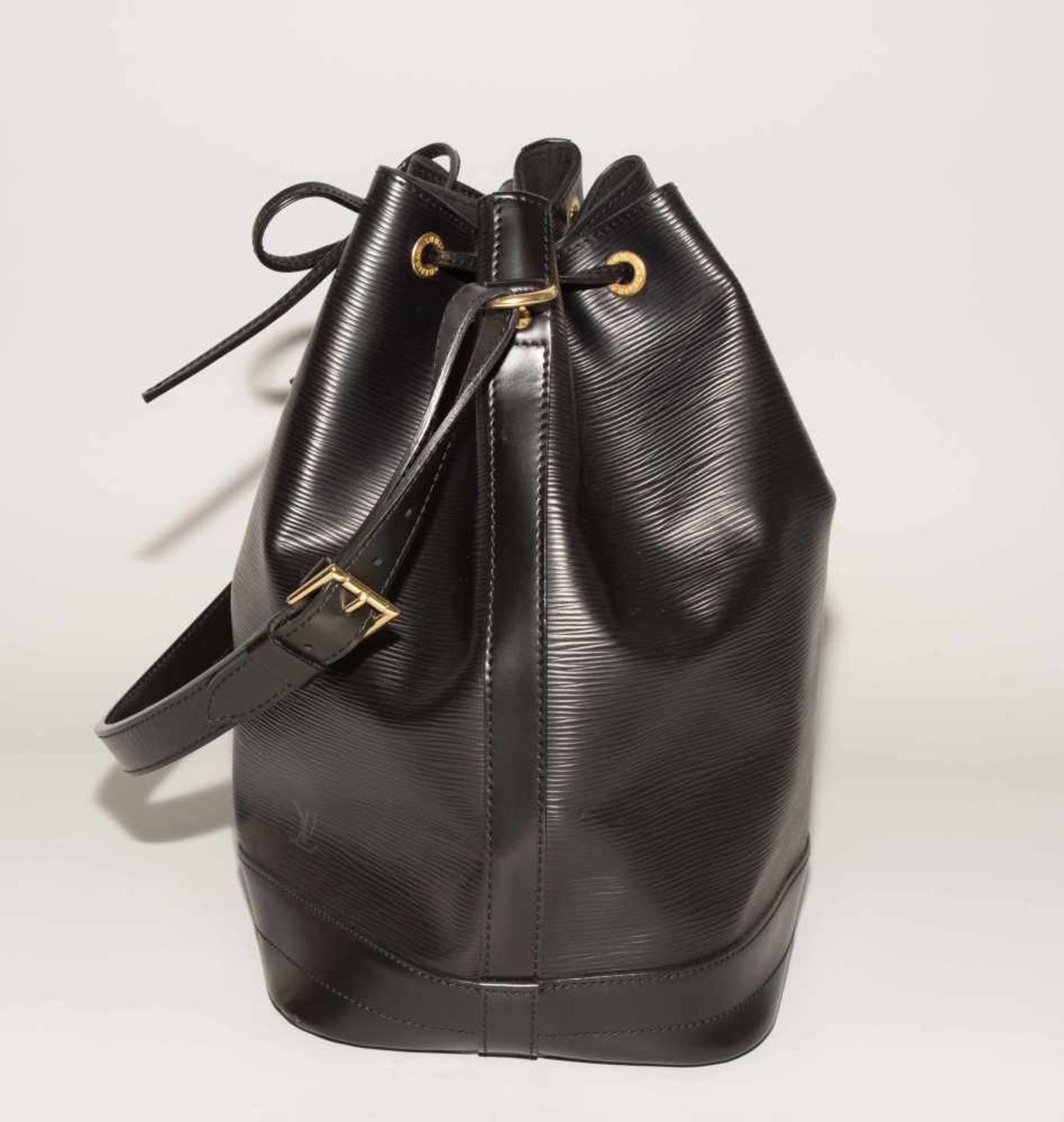 Louis Vuitton, grosse Beuteltasche "Noé"Aus schwarzem Epi-Leder. Schulterriemen. Zugband-Verschluss. - Bild 11 aus 16