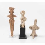 Lot: 3 syrohethitische Idole2.Jt. v.C. Ton. Eine stehende und eine sitzende Gottheit mit Vogelkopf-