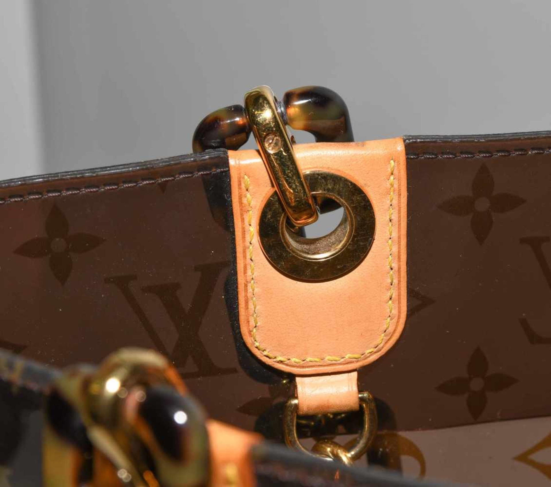 Louis Vuitton, "Ambre sac cabas"Schultertasche aus braunem Vinyl mit klassischem Monogram Muster. - Bild 5 aus 17
