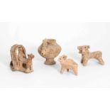 Lot: 4 syrohethitische FigurenCa. 2.Jt. v.C. Beiger Ton. Bestehend aus: einem Stier (L 9), einem