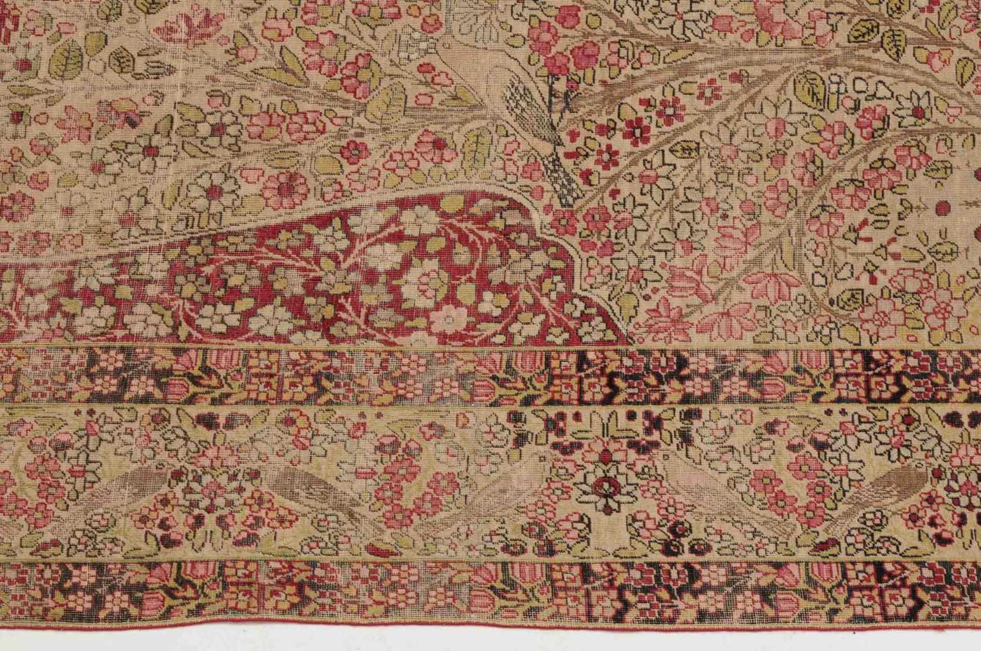 KirmanS-Persien, um 1900. Dichtes florales Werk. Im hellen Mittelfeld figurieren unter einer - Bild 6 aus 11