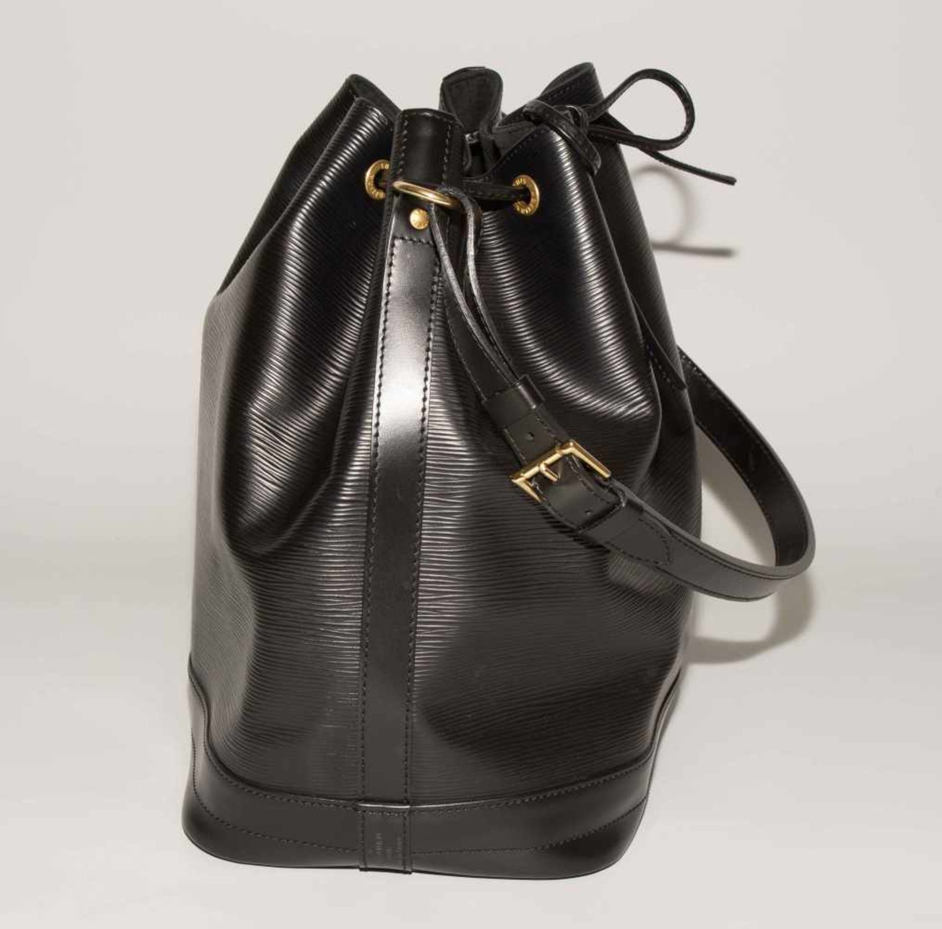 Louis Vuitton, grosse Beuteltasche "Noé"Aus schwarzem Epi-Leder. Schulterriemen. Zugband-Verschluss. - Bild 9 aus 16