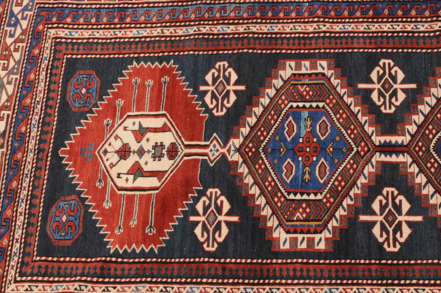 ShirwanZ-Kaukasus, um 1920. Im nachtblauen Innenfeld thronen 2 miteinander verbundene Stufenhexagone - Image 5 of 10