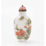 Snuff BottleChina, 20.Jh. Milchglas, polychrom bemalt. Signiert Guyuexuan. Darstellung von Bambus