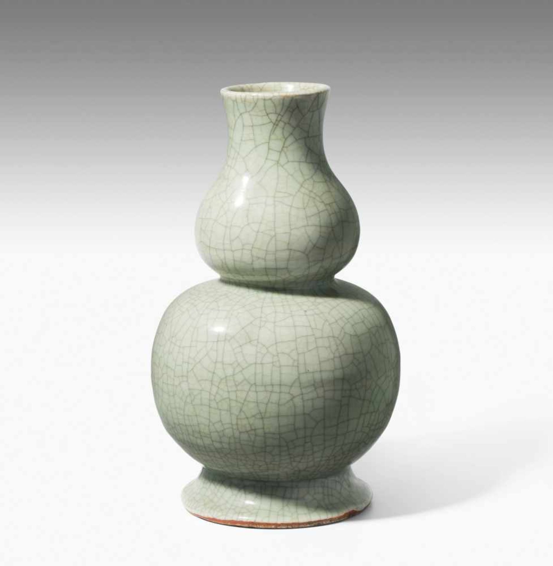 Kalebassen-VaseChina, 19.Jh. Porzellan. Elegante Vase in Form einer Kalebasse mit celadonfarbener,
