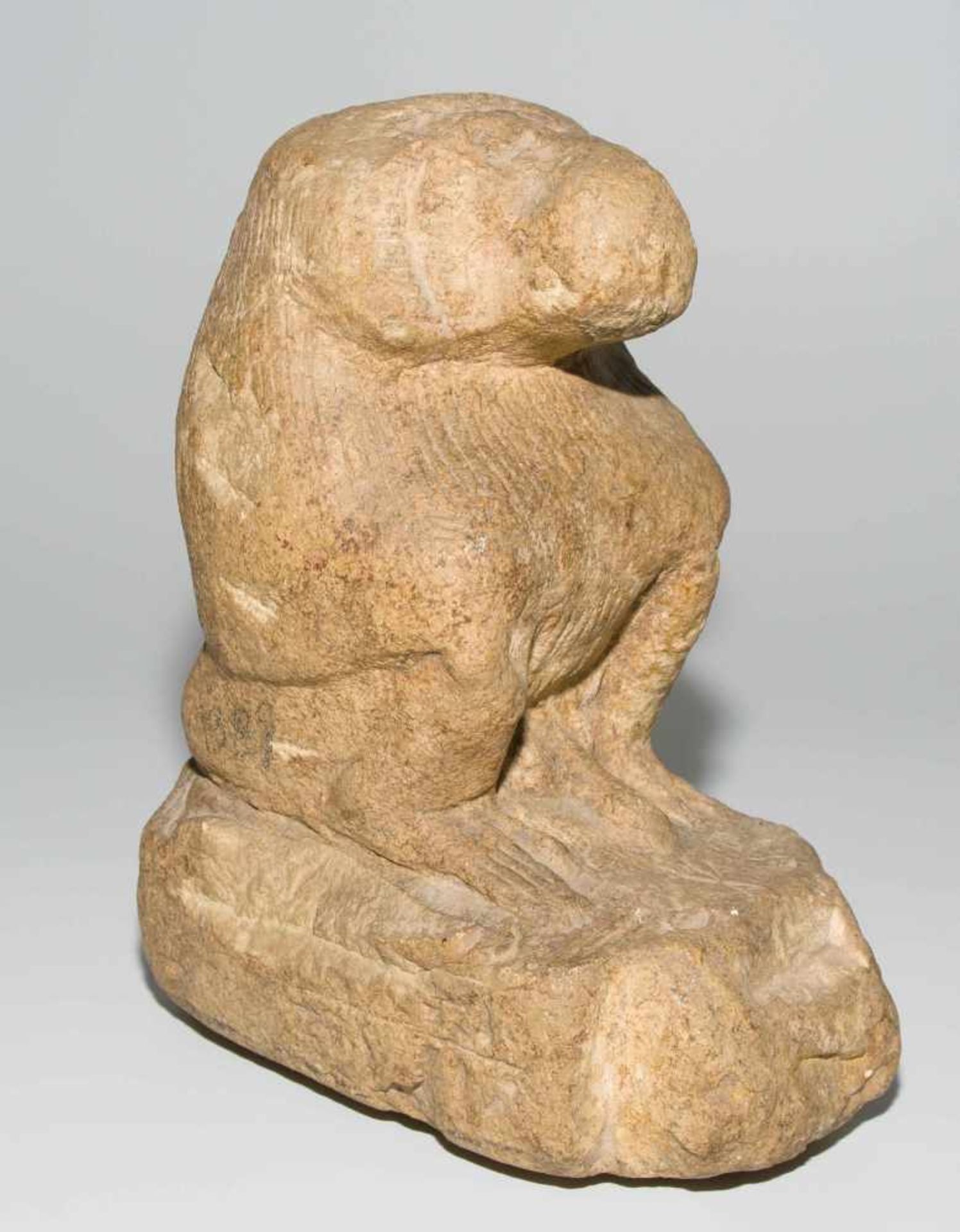 Thot als PavianAegypten, Spätzeit, um 600–400 v.C. Kalkstein. Der Gott Thot in Gestalt eines Pavians - Bild 8 aus 10