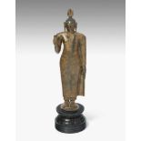 Stehender BuddhaSri Lanka, Kandy, 19.Jh. Bronze, mit Resten einer Vergoldung. Figur des stehenden