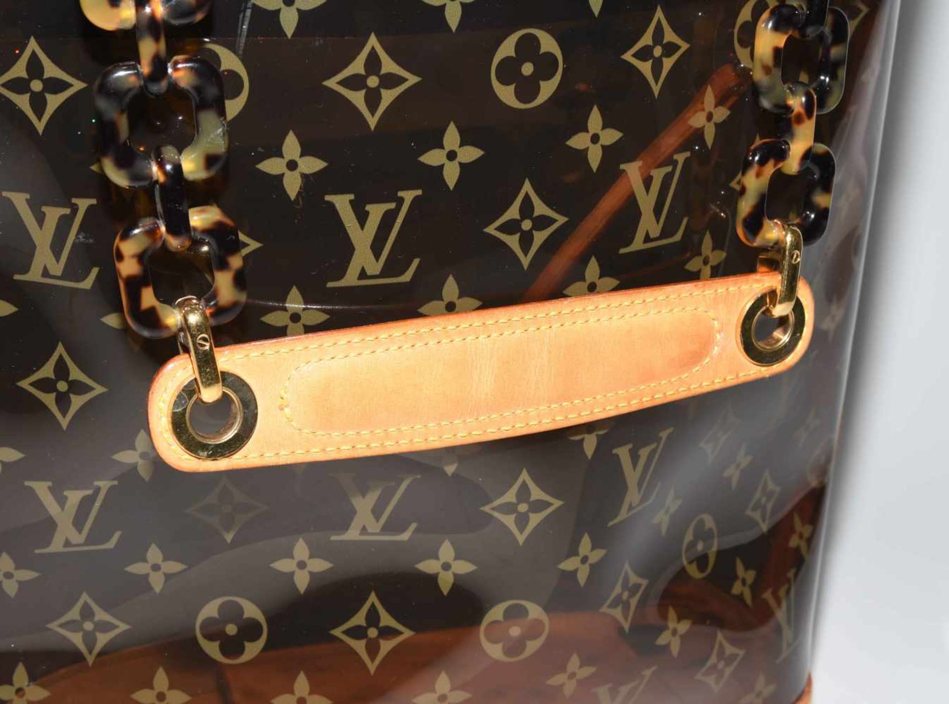 Louis Vuitton, "Ambre sac cabas"Schultertasche aus braunem Vinyl mit klassischem Monogram Muster. - Bild 13 aus 17