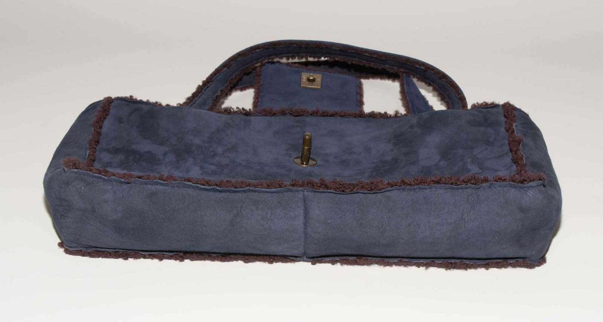Chanel, Lammfell-Handtasche und -HandschuheAus dunkelblauem Veloursleder mit braunem Bouclé. - Bild 4 aus 15