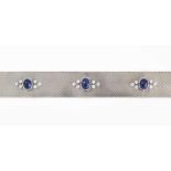 Saphir-Brillant-Bracelet750 Weissgold. Breites Milanaiseband mit 3 Saphir-Cabochons, je ca. 8x6 mm