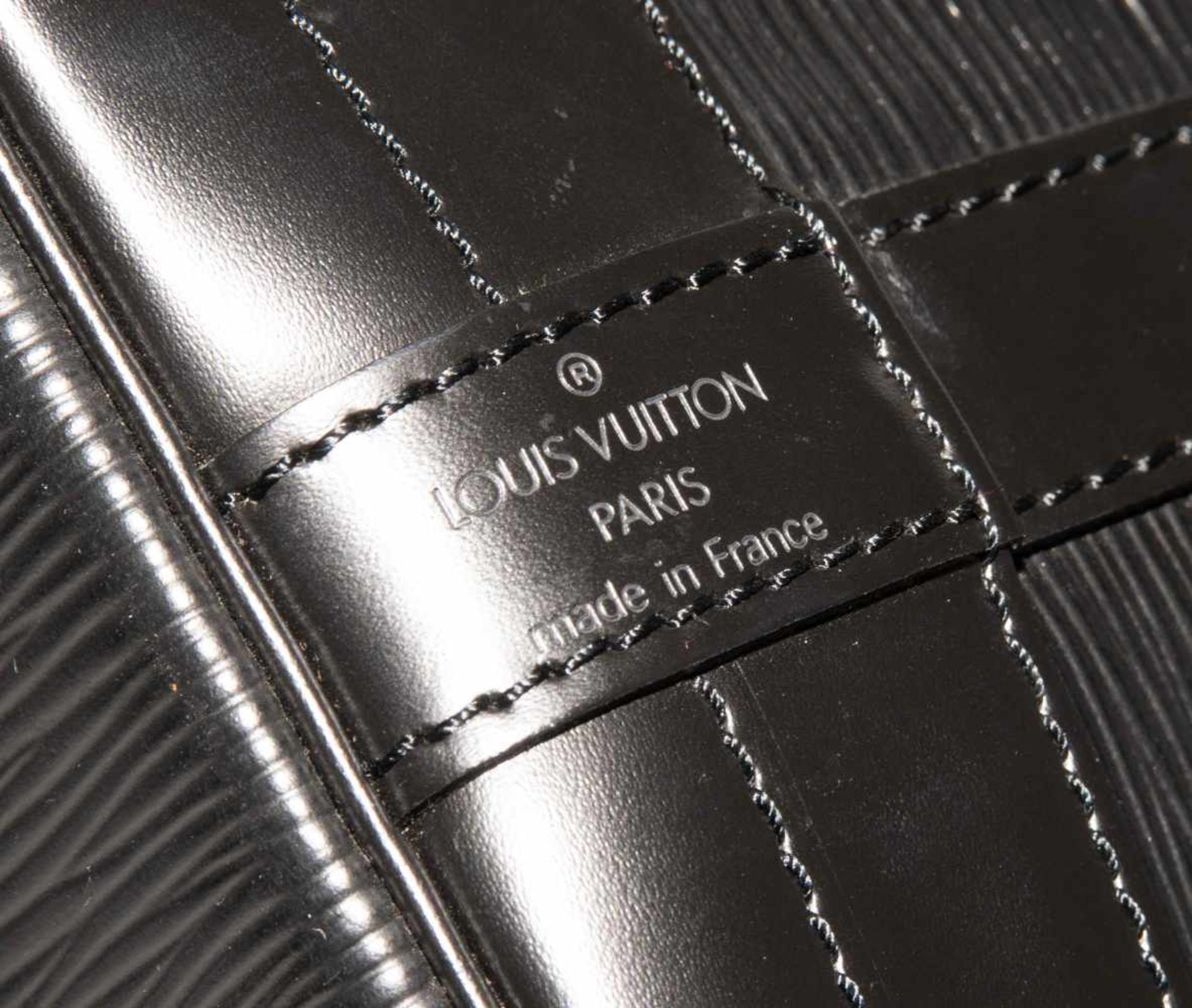Louis Vuitton, grosse Beuteltasche "Noé"Aus schwarzem Epi-Leder. Schulterriemen. Zugband-Verschluss. - Bild 13 aus 16