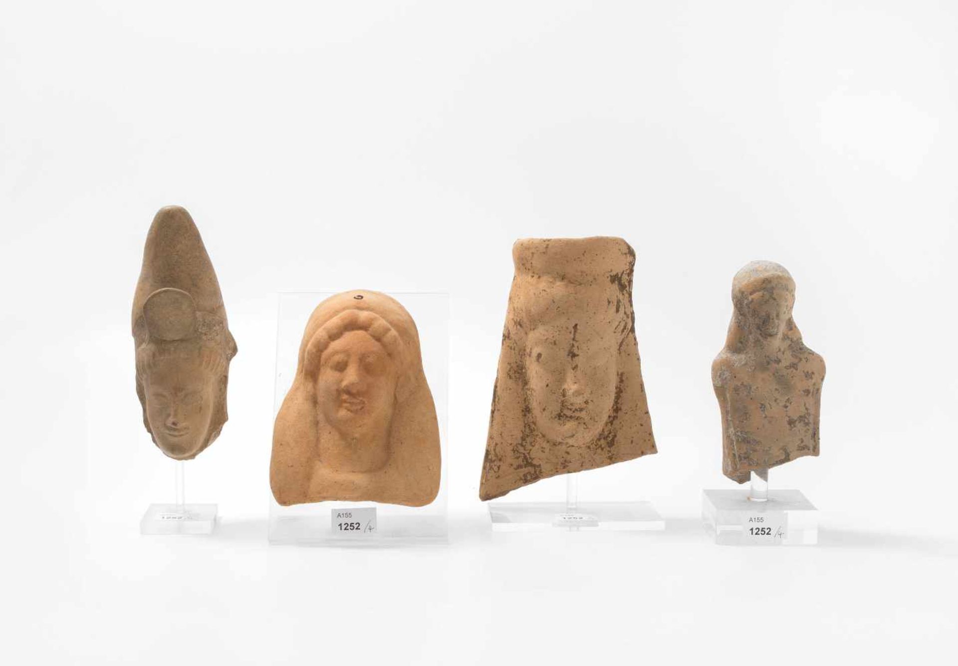 Lot: 3 archaische Protomen und 1 FigurenfragmentGriechisch, 6.–5.Jh. v.C. Terrakotta. Oberes