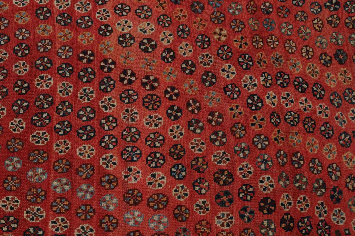 GhashghaiS-Persien, um 1910. Das rote Innenfeld ist durchgehend in diagonalen Reihen mit filigran - Image 4 of 10