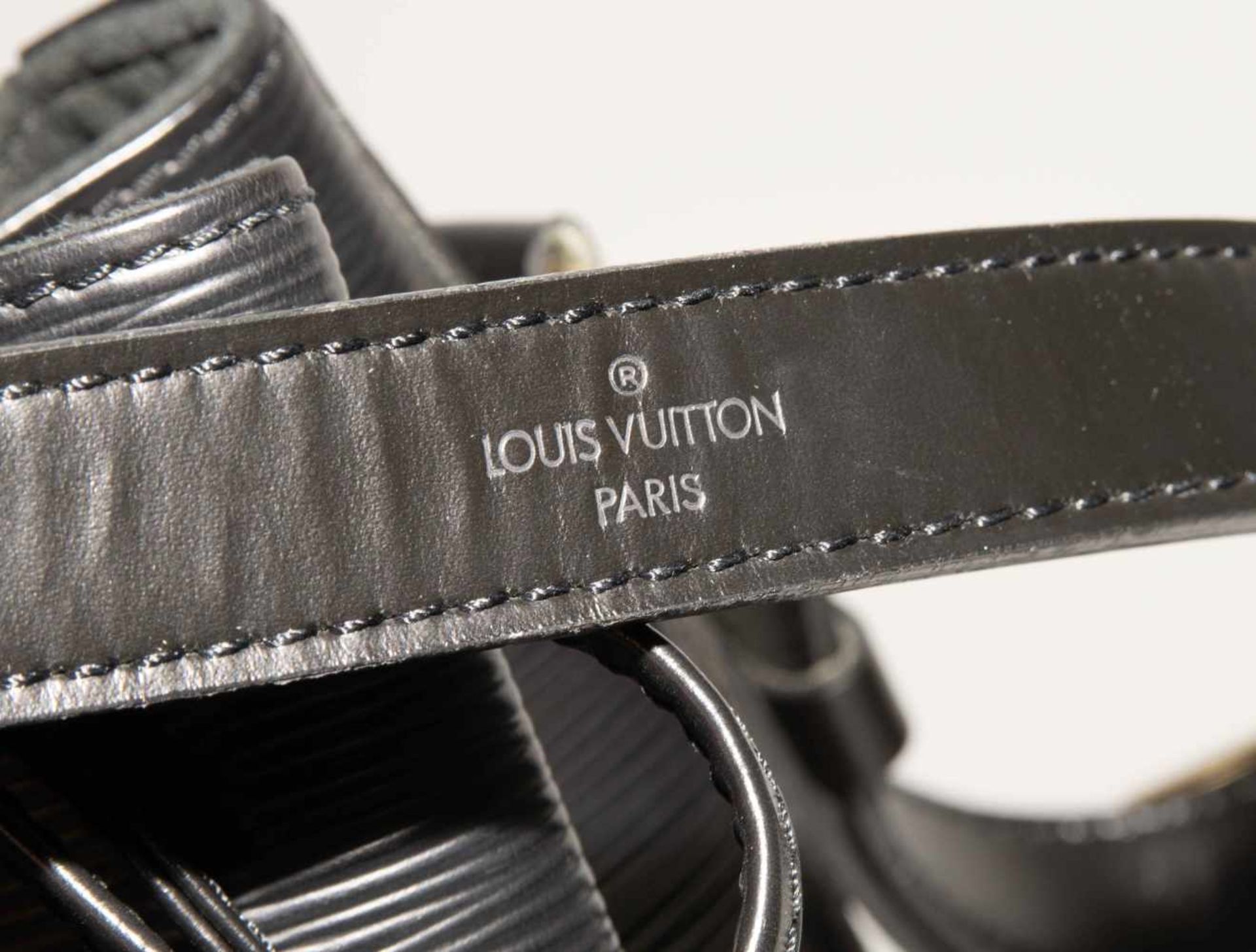 Louis Vuitton, grosse Beuteltasche "Noé"Aus schwarzem Epi-Leder. Schulterriemen. Zugband-Verschluss. - Bild 15 aus 16