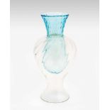 Fulvio Bianconi(Italien 1915–1996)Vase. Murano, dat. 1976. Farbloses und hellblaues Glas, optisch