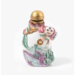 Snuff BottleChina, 20.Jh. Porzellan. Daoguan-Marke. Bauchige Flasche in Famille rose, verziert mit