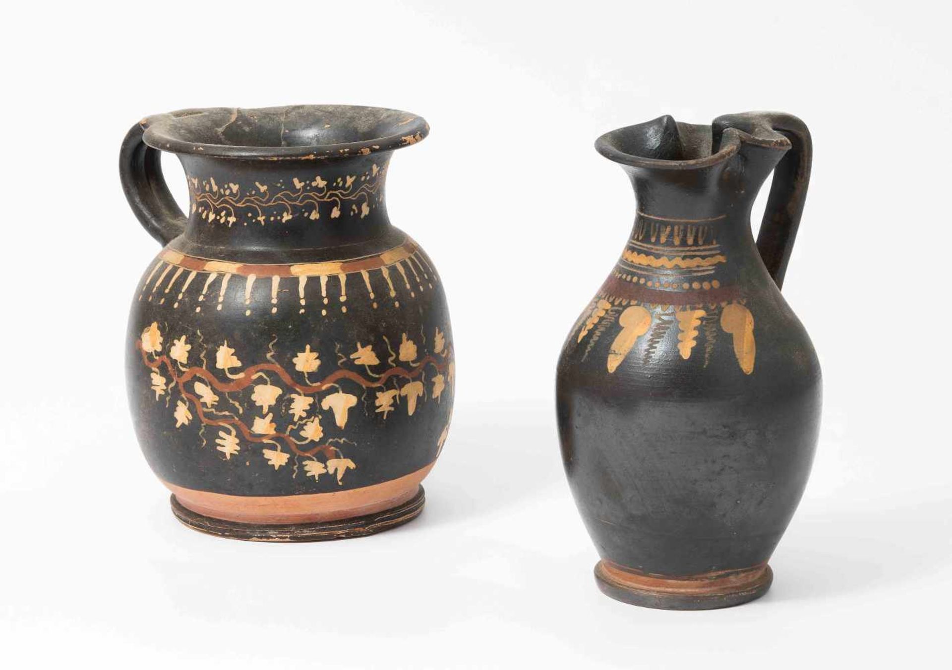 Lot: 1 Oinochoe und 1 OlpeGriechisch, 4.Jh.v.C. Gnathia-Keramik. Rötlicher Ton mit schwarzem