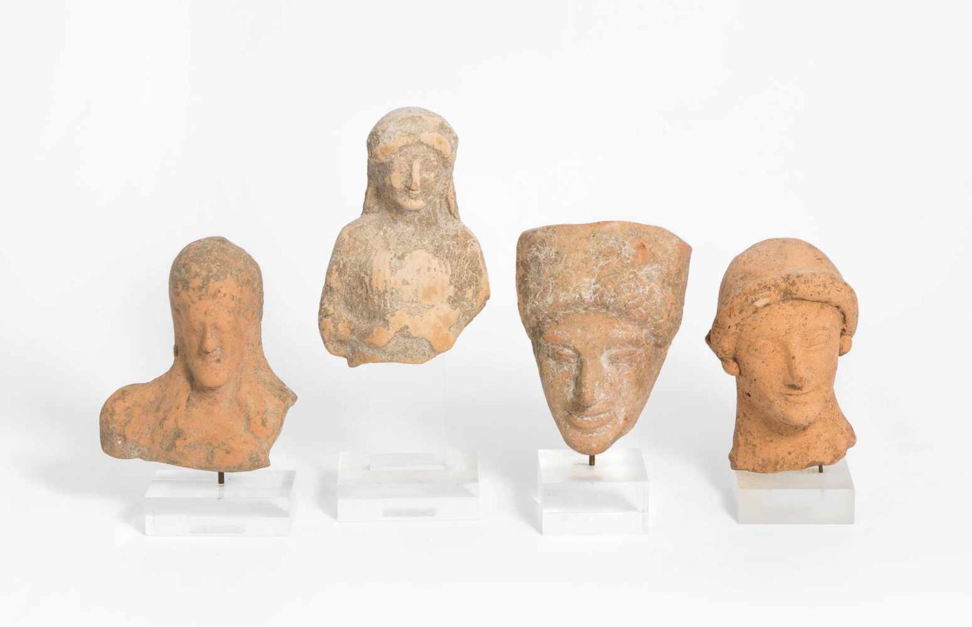 Lot: 4 TerrakottaköpfeGriechisch, 600–500 v. C. Rötlicher Ton. Ein Frauenkopf mit kugeligem