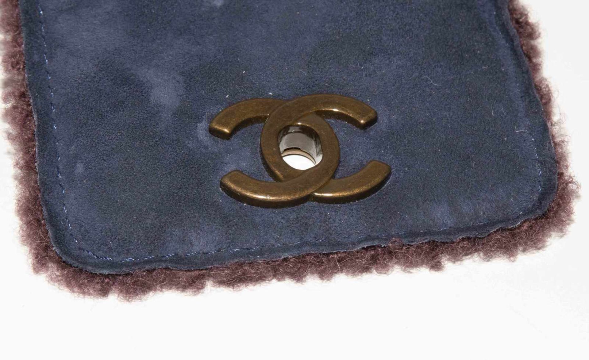 Chanel, Lammfell-Handtasche und -HandschuheAus dunkelblauem Veloursleder mit braunem Bouclé. - Bild 6 aus 15
