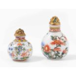 Lot: 3 Snuff BottlesChina, 20.Jh. Milchglas, polychrom bemalt. Qianlong-Marke. Blumendekor. H 4,5