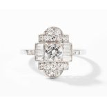 Art Déco Diamant-RingPlatin. 1 Brillant ca. 0.45 ct H-si, 6 Diamant-Baguetten und 18 Achtkant-