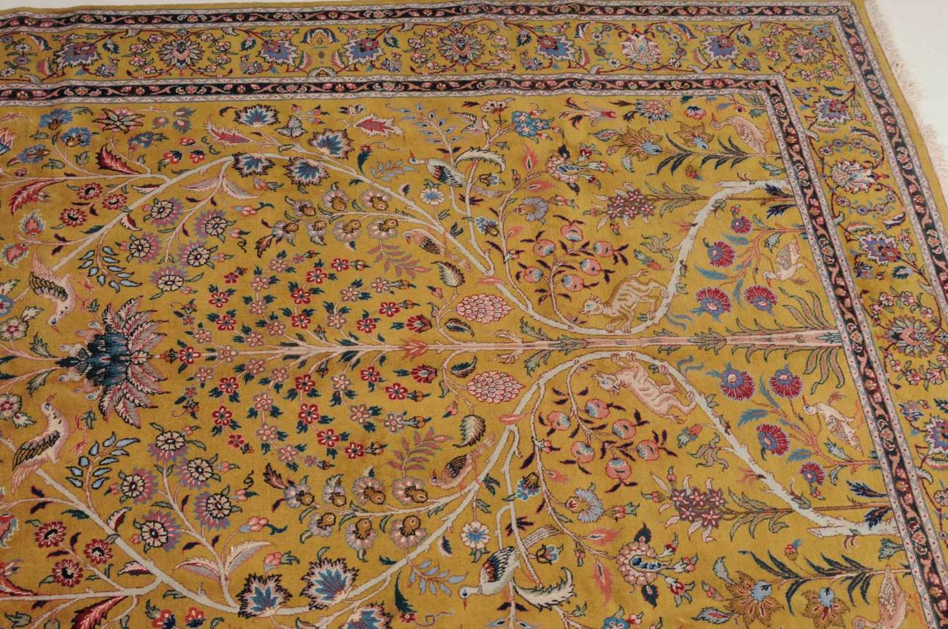 TäbrisNW-Persien, um 1940. Filigrane blühende Bäume überziehen das seltene gelbe Mittelfeld, - Bild 11 aus 16