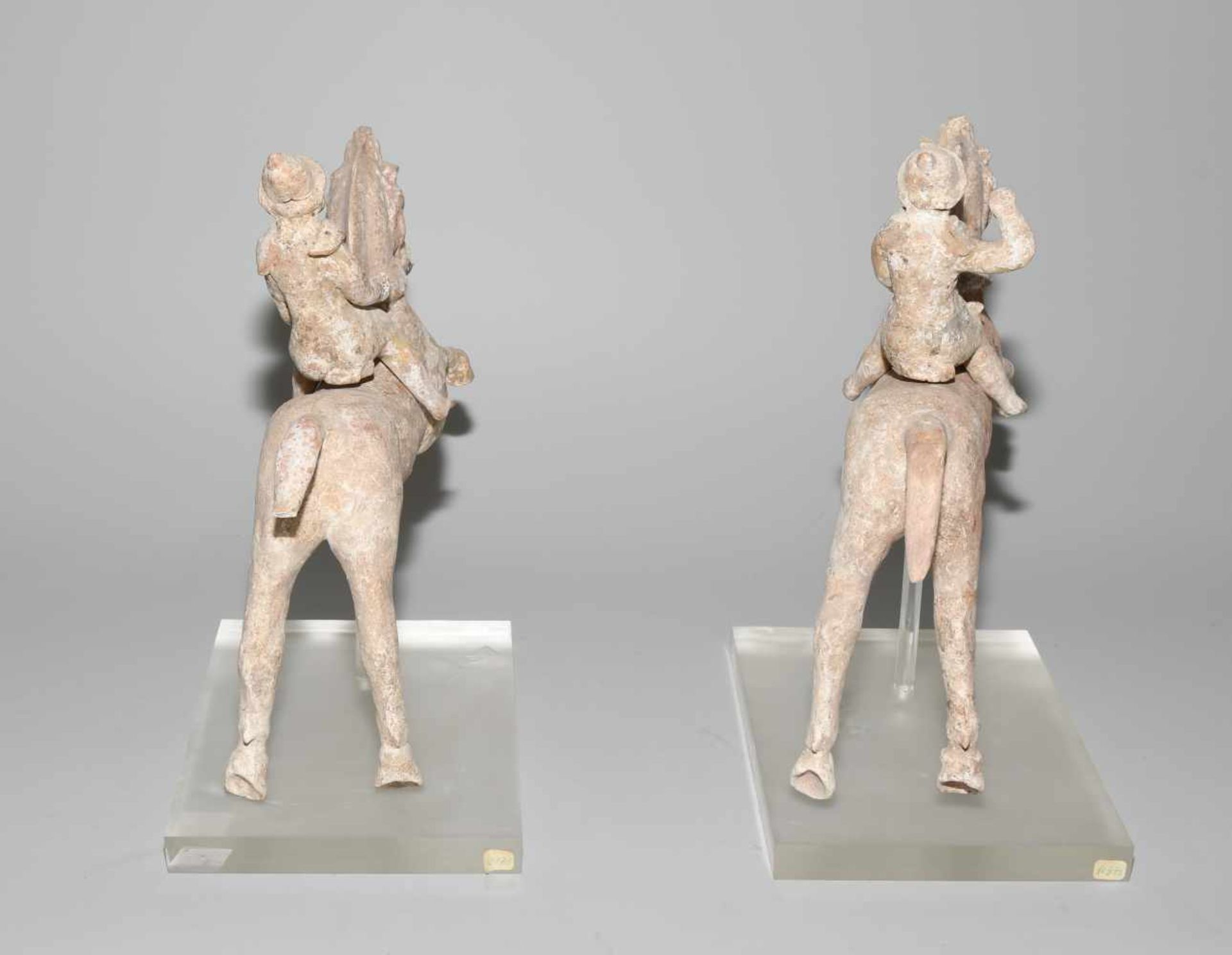 1 Paar Canosinische Pferde mit ReiterApulien, 3.Jh. v.C. Terrakotta mit Resten von weisser Engobe - Bild 5 aus 10