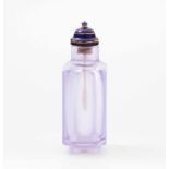 Kantiger Snuff BottleChina, 19.Jh. Alexandrit-artiges, leicht violettfarbenes Glas. Rechteckig. H