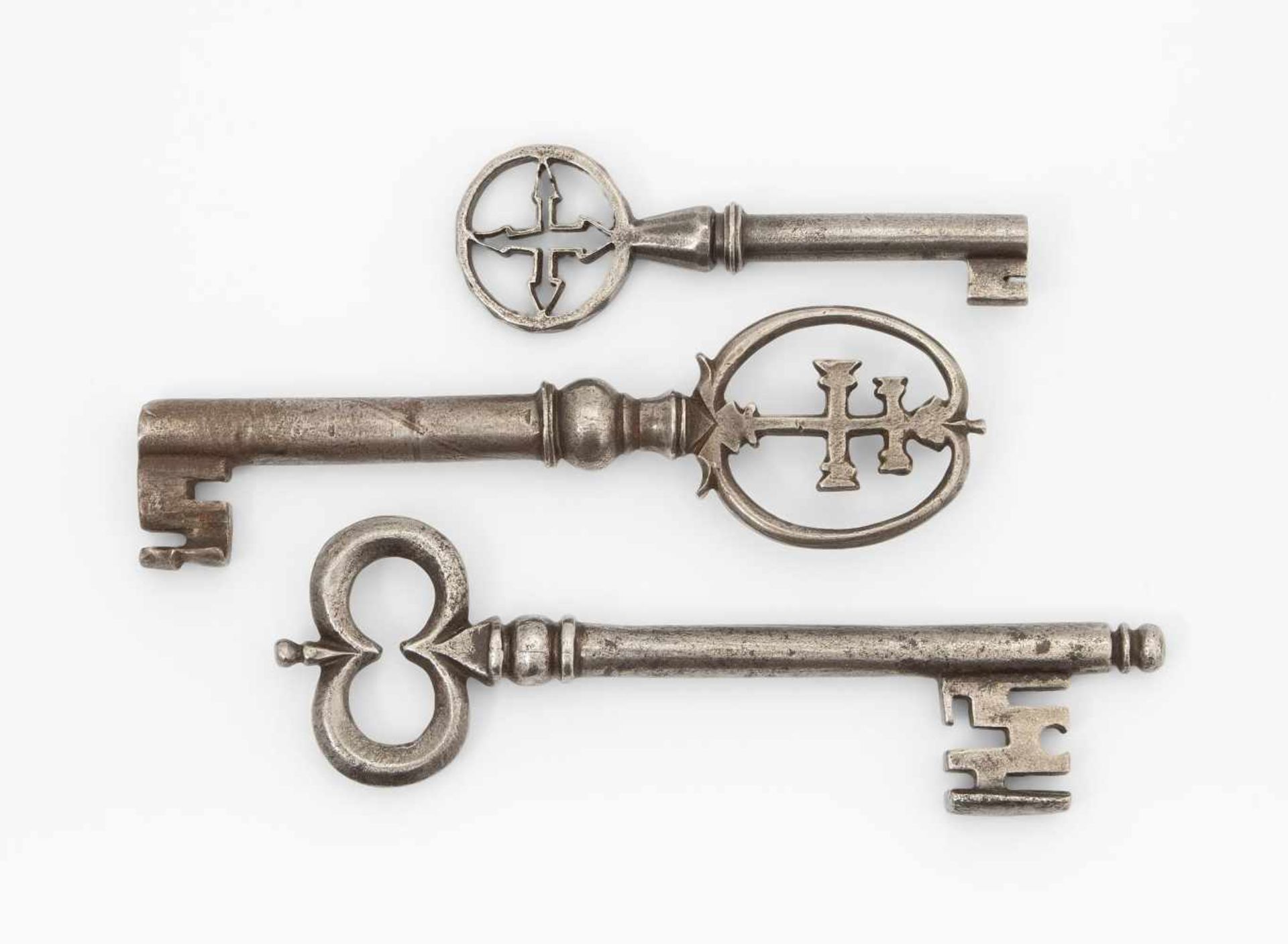 Lot: 3 SchlüsselBarock. Eisen. 2 Hohldornschlüssel, Reiden mit Kreuz-Motiven. Volldornschlüssel,