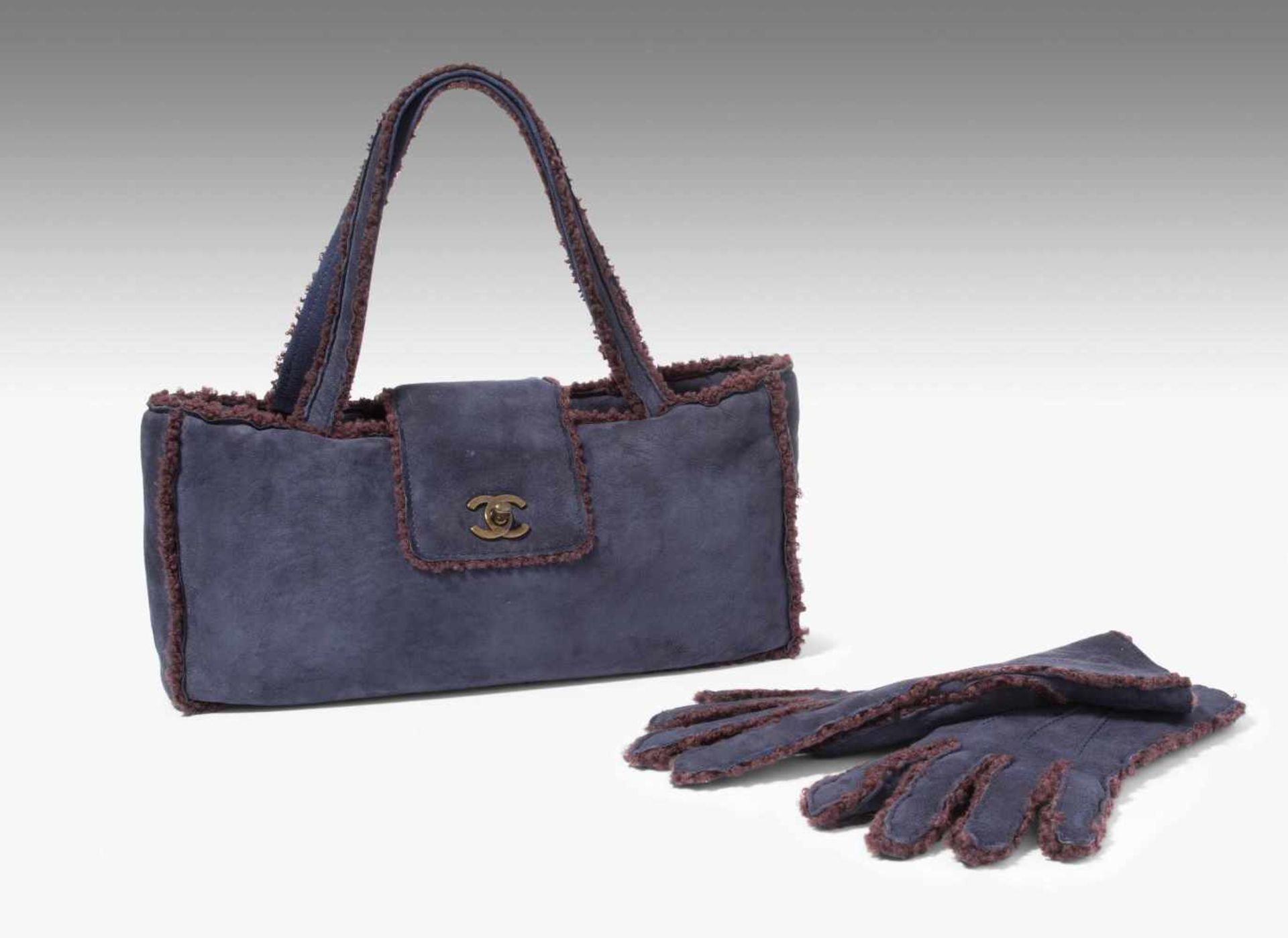 Chanel, Lammfell-Handtasche und -HandschuheAus dunkelblauem Veloursleder mit braunem Bouclé.