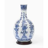 Grosse VaseChina, 19.Jh. Blau-Weiss-Porzellan. Achtseitige Tianqiu-Vase, jede Seite bemalt mit einem