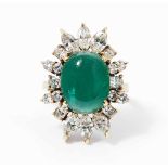 Smaragd-Diamant-Ring750 Gelbgold. Smaragd-Cabochon ca. 8 ct, Brasilien, 6 Diamant-Navetten, 6 oval