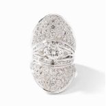 Diamant-Ring750 Weissgold. Apartes Design. Im Zentrum 1 Brillant ca. 1 ct J/K-vs. Brillantpavé ca. 2