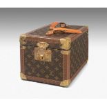 Louis Vuitton, "Boîte Flacons"Beautycase aus Monogram Canvas. Druckknopfverschluss (zwei Schlüssel