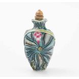 Snuff BottleChina, 20.Jh. Porzellan. Polychrom bemalt. Guangxu-Marke. Mit Lotosblatt umwickelte,