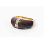 Ebenholz-Brillant-Ring750 Gelbgold. Bombiert geschliffenes Ebenholz mit 8 integrierten Brillanten in