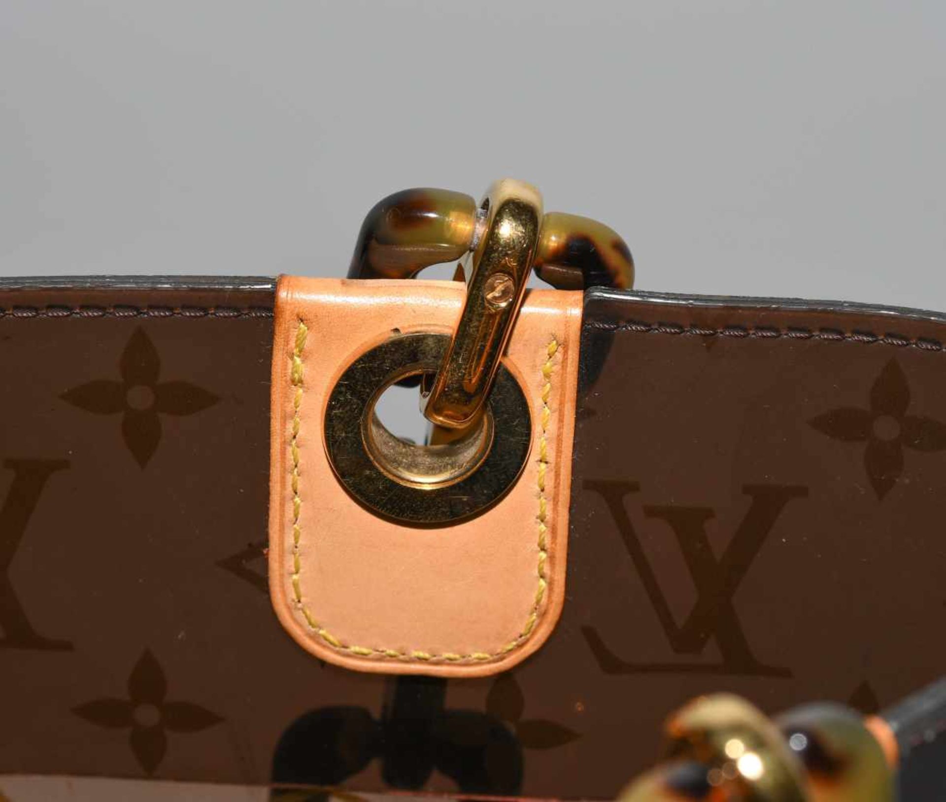 Louis Vuitton, "Ambre sac cabas"Schultertasche aus braunem Vinyl mit klassischem Monogram Muster. - Bild 6 aus 17