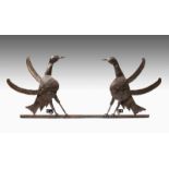 1 Paar VogelfigurenSpanien, 17.Jh. Eisen, geschmiedet und graviert. Aus mehreren Teilen