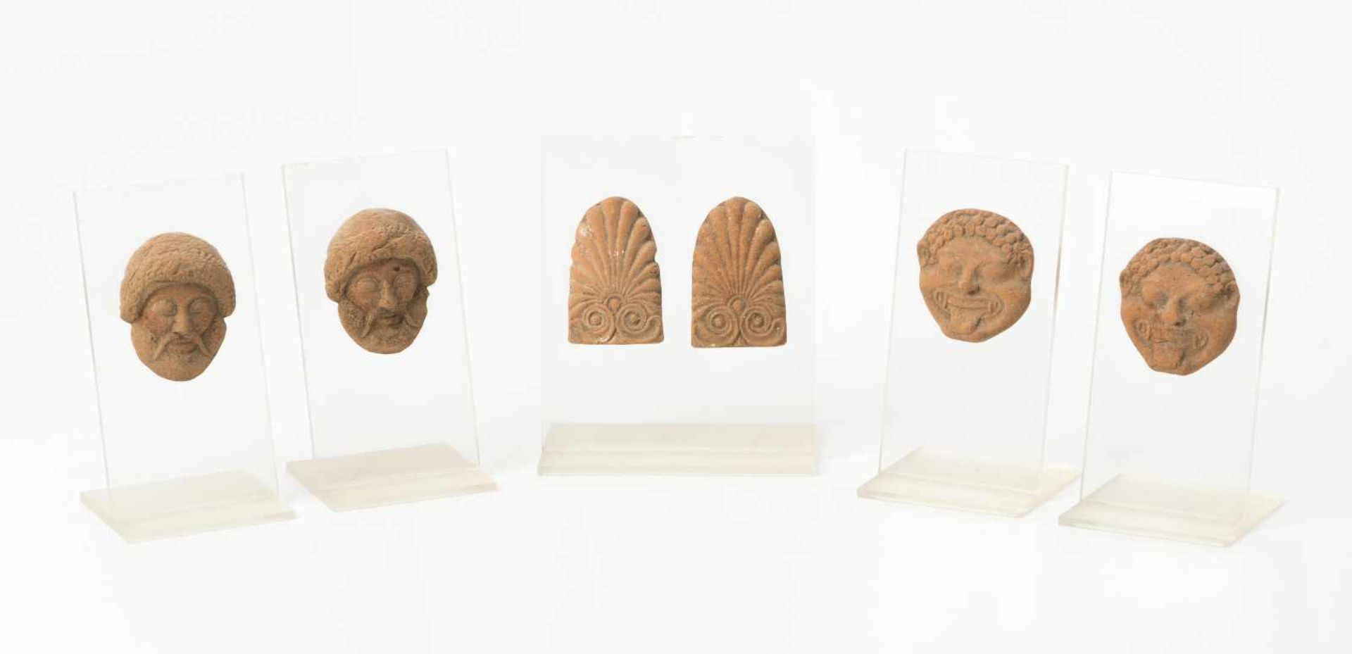 Lot: 6 ApplikenKampanisch, 5.Jh. v.C. Terrakotta. Zwei Appliken in Form eines Palmetten-Antefix,