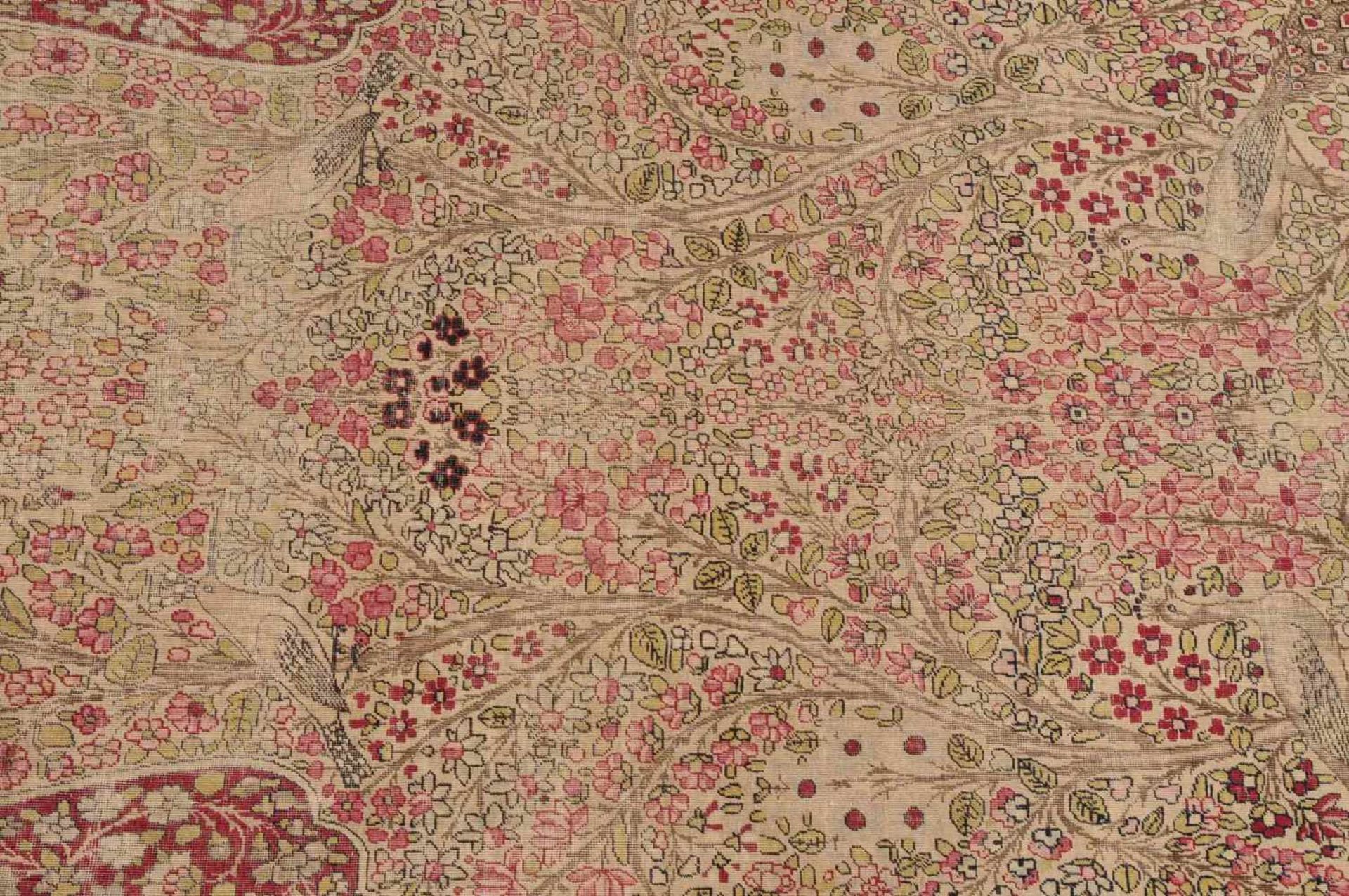 KirmanS-Persien, um 1900. Dichtes florales Werk. Im hellen Mittelfeld figurieren unter einer - Bild 10 aus 11