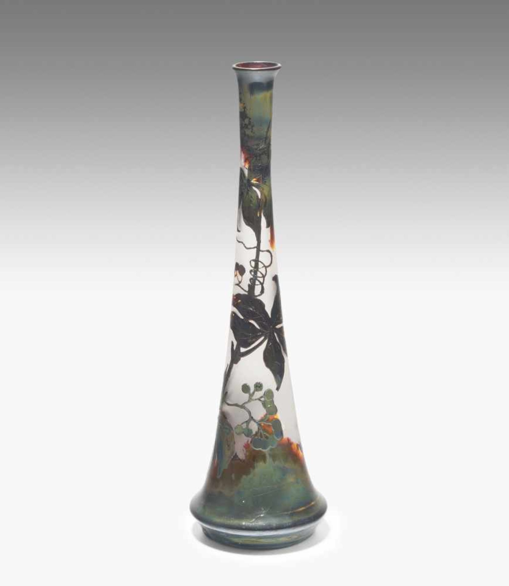 Val St. LambertKleine Vase. Um 1900. Farbloses opakes Glas, braun und grün überfangen, umlaufend