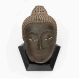 BuddhakopfThailand, Ayutthaya. Bronze, die Augen mit Perlmutt eingelegt. Sinnierender, gesenkter