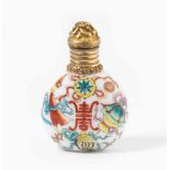 Snuff BottleChina, 20.Jh. Milchglas, polychrom bemalt. Qianlong-Marke. Verziert in Slipfarbe mit