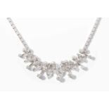 Brillant-Collier750 Weissgold. Elegantes Collier besetzt mit 7 Brillanten ca. 2.50 ct und 82