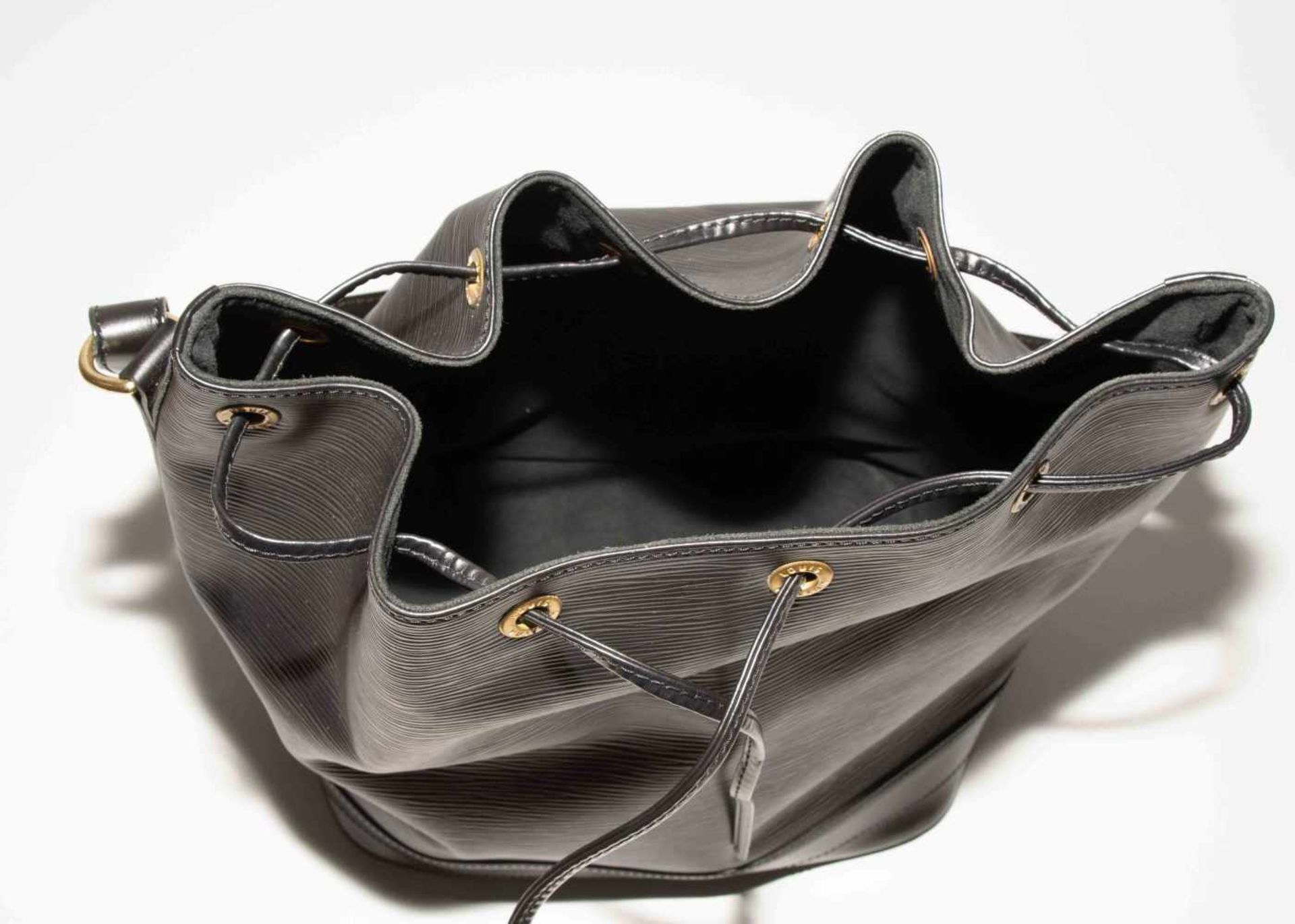 Louis Vuitton, grosse Beuteltasche "Noé"Aus schwarzem Epi-Leder. Schulterriemen. Zugband-Verschluss. - Bild 5 aus 16